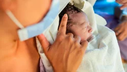 Una nena de 13 años dio a luz y los vecinos apuntan contra su familia