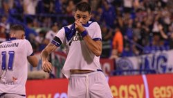 De ser la figura del último campeón del fútbol argentino a entrenar en una plaza de Italia