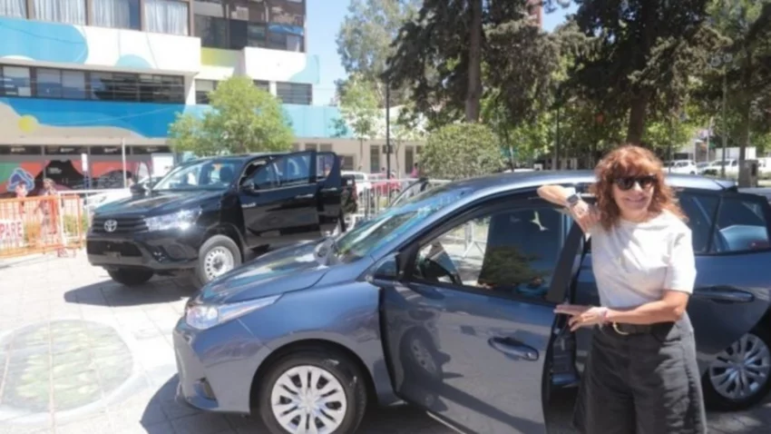 Fiesta de la Confluencia 2025: mostraron los autos y la camioneta que sortearán