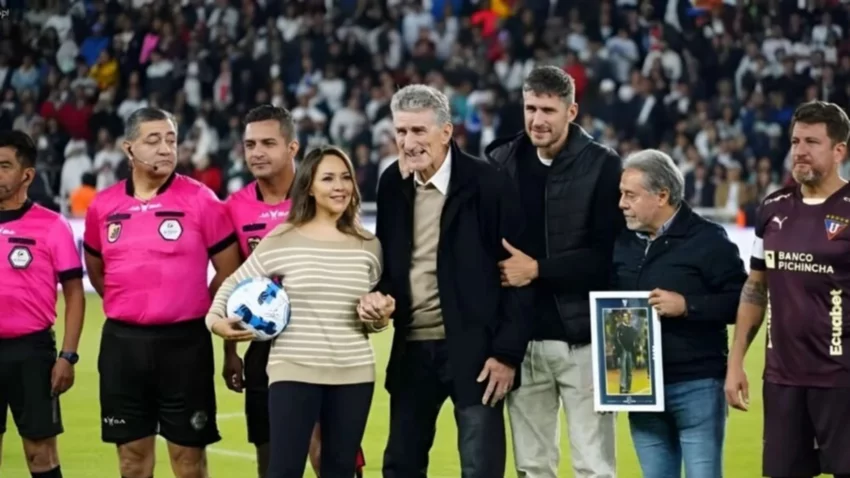 Emotivo homenaje de Liga de Quito al "Patón" Bauza