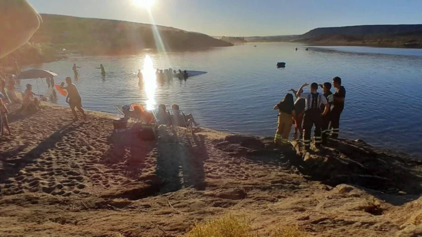Susto en Piedra del Águila: se les dio vuelta la lancha y la gente en el lugar los ayudó