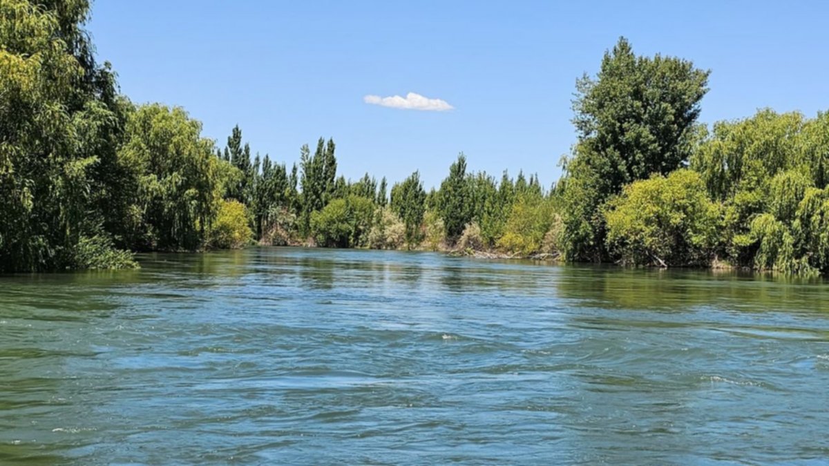 Lograron rescatar el cuerpo que vieron flotando en el río Neuquén