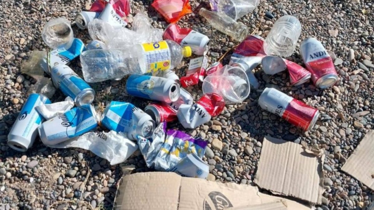 Funcionario mostró la "maldad" de los que dejan basura en la costa del Limay