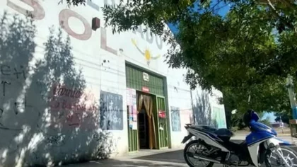 Los imputaron por acuchillar, golpear y robarles cervezas al dueño de un supermercado en Roca