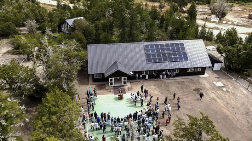 Nuevo edificio: Los chicos de Lago Hermoso ya no estudiarán en un tráiler
