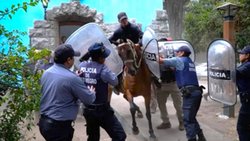 Enfrentamientos de vecinos tras las detenciones por los incendios en El Bolsón