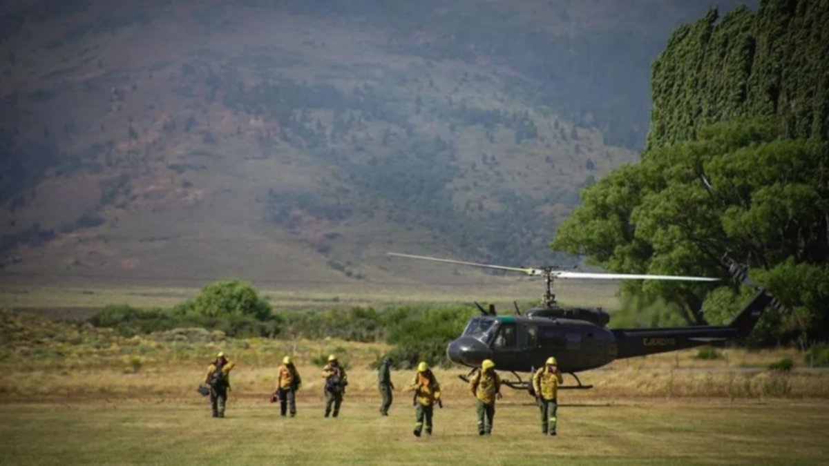 Incendio en Villa Magdalena: enviaron 45 brigadistas para combatir el fuego