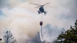 Se suman más bomberos para controlar el incendio en Valle Magdalena