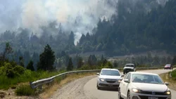 El humo de los incendios cubrió las rutas y piden manejar con cuidado