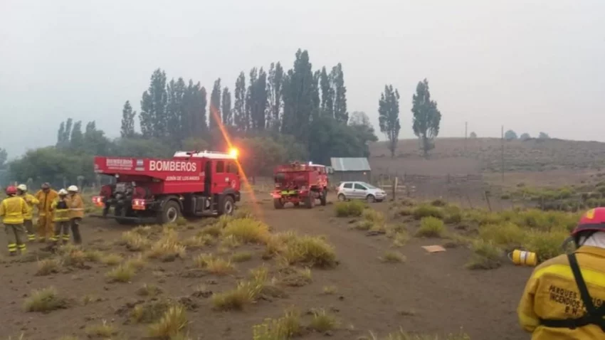 El fuego avanza hacia la ruta en el  Parque Lanín