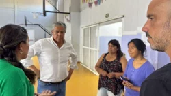 Rolando Figueroa visitó a las familias evacuadas por el incendio en Valle Magdalena