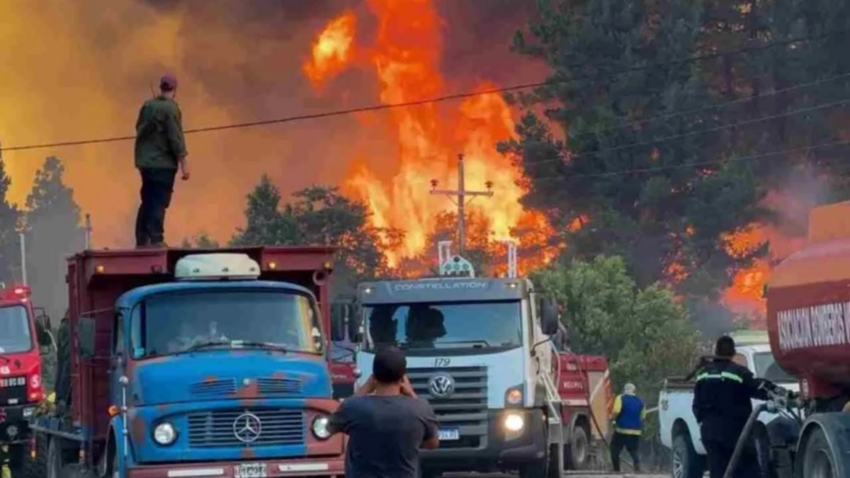 El fuego continúa activo en El Bolsón, y los brigadistas no descansan