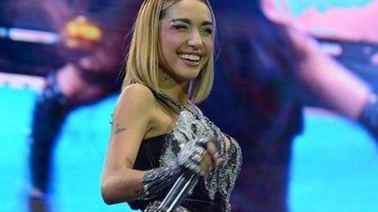 Una pareja de emprendedores de Chaco le entregó un chop con su logo a María Becerra
