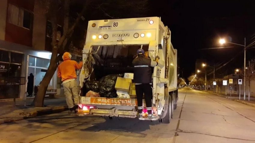 Se trepó al camión recolector de basura, lo bajaron y los apedreó: Terminó preso