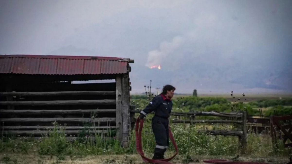 Trabajan para que el fuego no avance a las comunidades Aucapan y Chiquilihuín