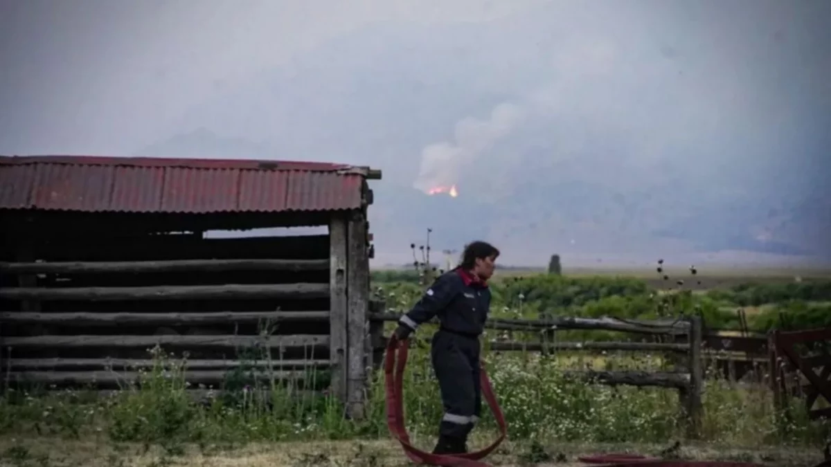 Trabajan para que el fuego no avance a las comunidades Aucapan y Chiquilihuín