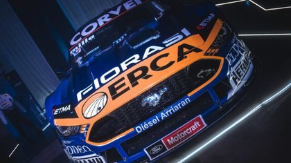Manu Urcera y Lautaro De la Iglesia presentaron sus autos para el inicio del Turismo Carretera