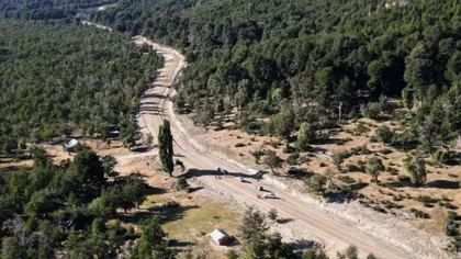 Así vuelan parte de la traza para pavimentar la ruta entre Siete Lagos y Traful