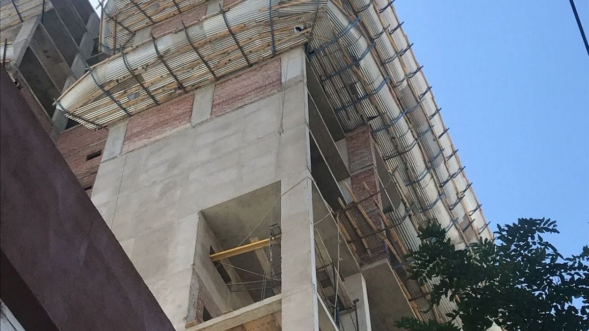 Cómo ocurrió la caída del andamio donde dos albañiles terminaron heridos