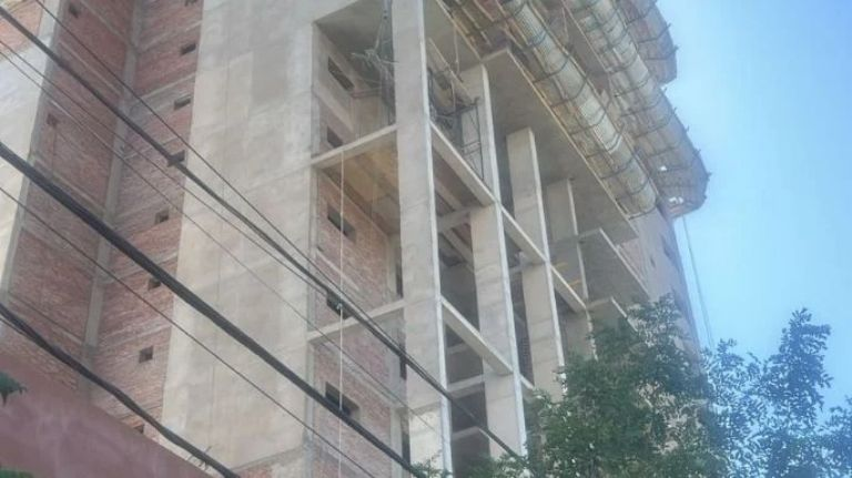 Cómo ocurrió la caída del andamio donde dos albañiles terminaron heridos- Cómo ocurrió la caída del andamio donde dos albañiles terminaron heridos