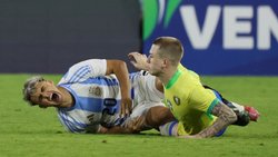 La patada de un jugador de Brasil que mandó al hospital al argentino Alex Woiski