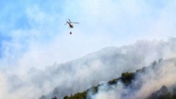 Combaten por tierra y aire el incendio que sigue activo y ya afectó 22 mil hectáreas