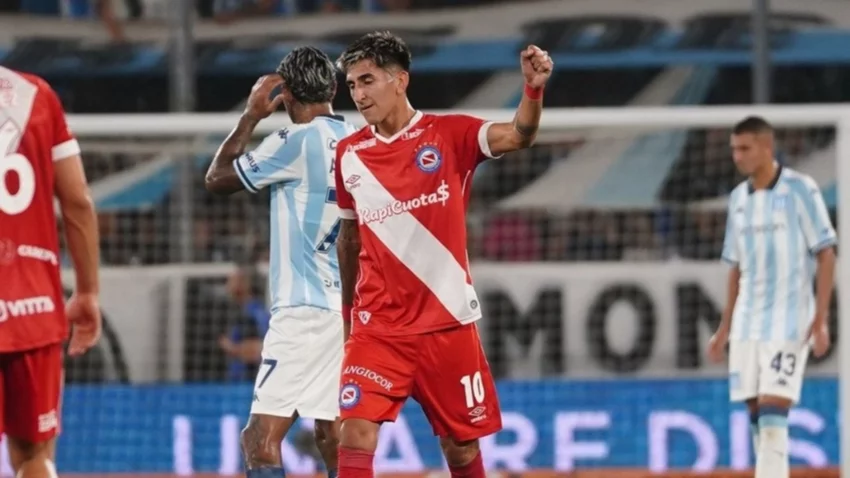 En un cierre vibrante, Argentinos se llevó el triunfo ante Racing en Avellaneda