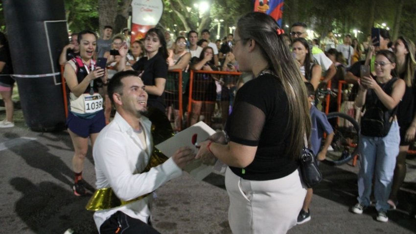Llegó a la meta en la Corrida de Centenario y le propuso casamiento a su novia