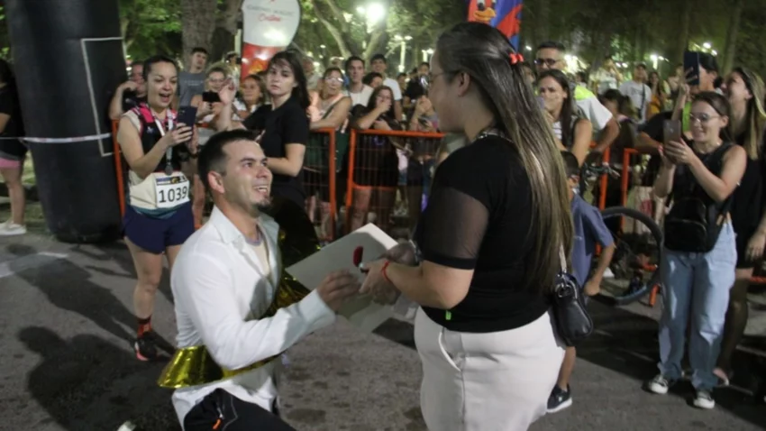 Llegó a la meta en la Corrida de Centenario y le propuso casamiento a su novia