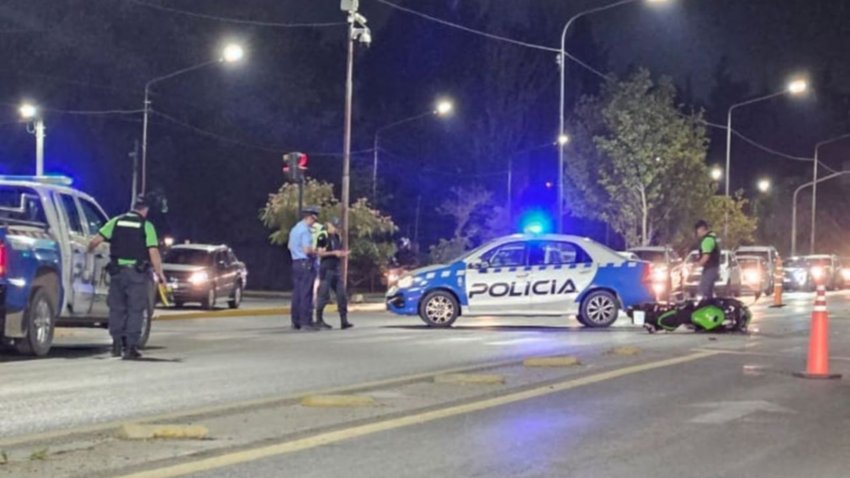 Manejaba borracho por Avenida Mosconi y chocó a un motociclista