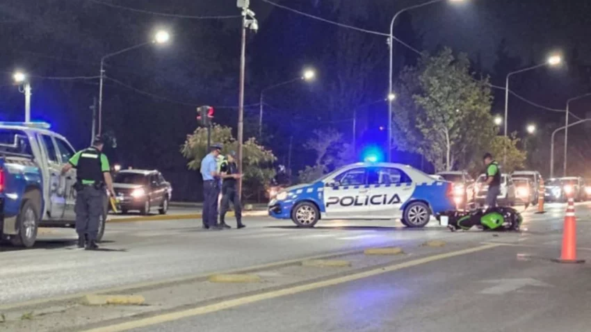 Manejaba borracho por Avenida Mosconi y chocó a un motociclista