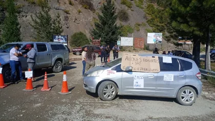 Incendio en El Bolsón: vecinos de El Manso cortan la ruta y exigen ayuda de Nación