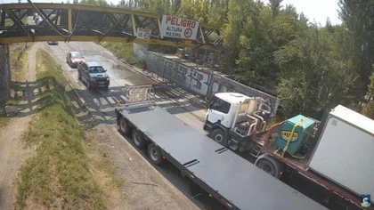 Video: un camión debió dar marcha atrás para evitar chocar el puente ferroviario