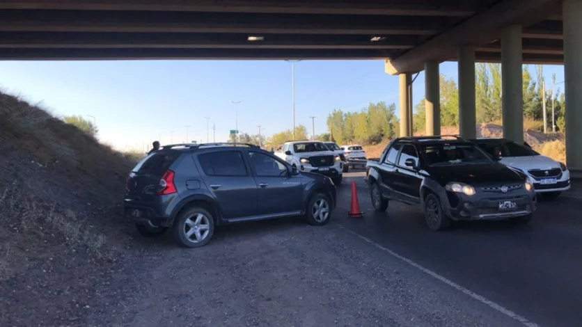 Robaron un auto en Cipolletti y apareció abandonado en medio de la Ruta 7