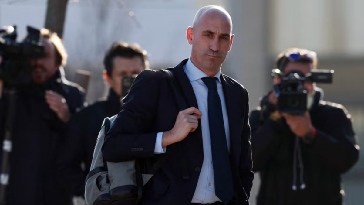 Luis Rubiales, multado pero sin condena por el beso a Jenni Hermoso