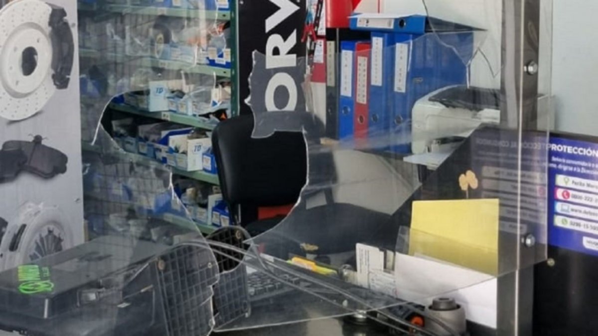 Disconforme por un producto de autopartes, fue al local y rompió todo con una barreta