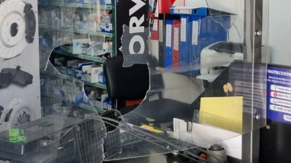 Disconforme por un producto de autopartes, fue al local y rompió todo con una barreta
