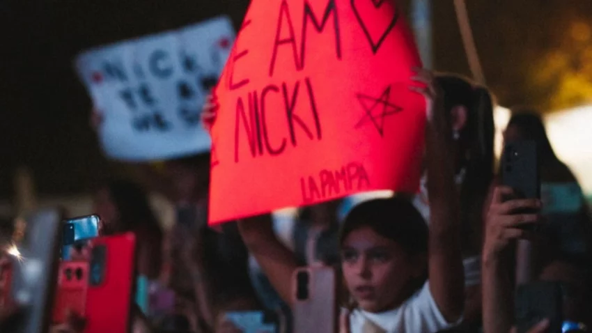 El momento que Nicki Nicole se bajó del escenario de la Fiesta de la Manzana