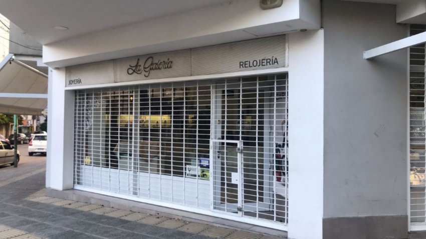 Maniataron a los dueños de una joyería en su casa y luego fueron a robar al local