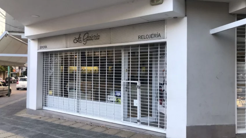 Maniataron a los dueños de una joyería en su casa y luego fueron a robar al local