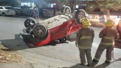 Impactante choque en pleno centro: una camioneta terminó volcada