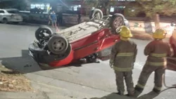 Impactante choque en pleno centro: una camioneta terminó volcada