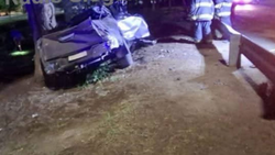 Ruta 22: una Toyota Hilux saltó el guardarrail y terminó su carrera contra un árbol