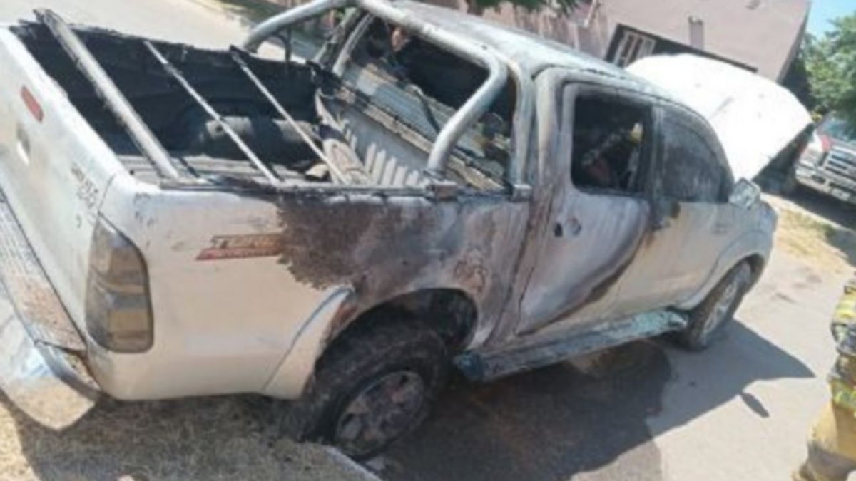 Un asado que terminó mal: una brasa alcanzó una camioneta y se incendió