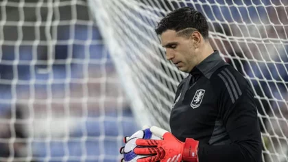 Dibu Martínez salió en el entretiempo con Aston Villa y preocupa a Scaloni