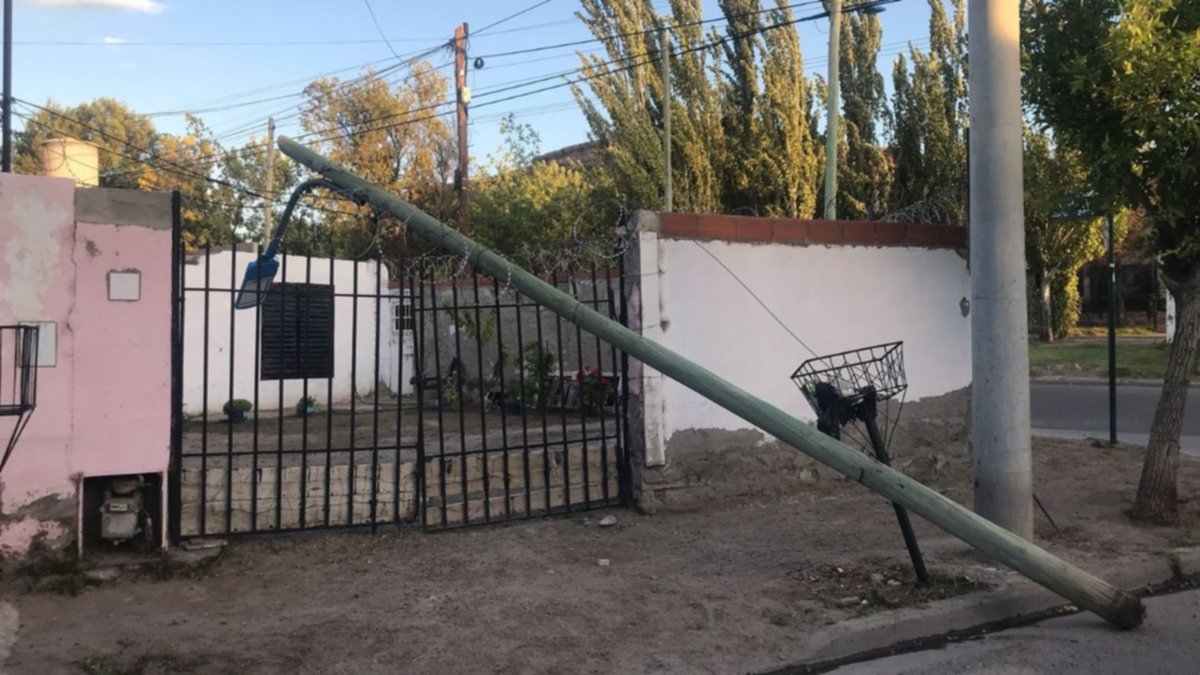 Se cayó un poste de madera sobre una casa en el oeste de Neuquén