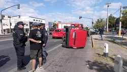 Choque en cadena y vuelco en el Bajo neuquino complica el tránsito en avenida Mosconi