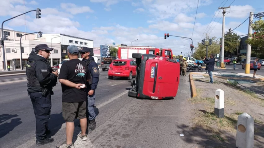 Choque en cadena y vuelco en el Bajo neuquino complica el tránsito en avenida Mosconi