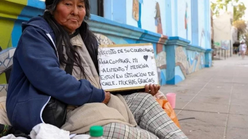 Estafaron a una reconocida vendedora ambulante de Neuquén: terminó en la calle