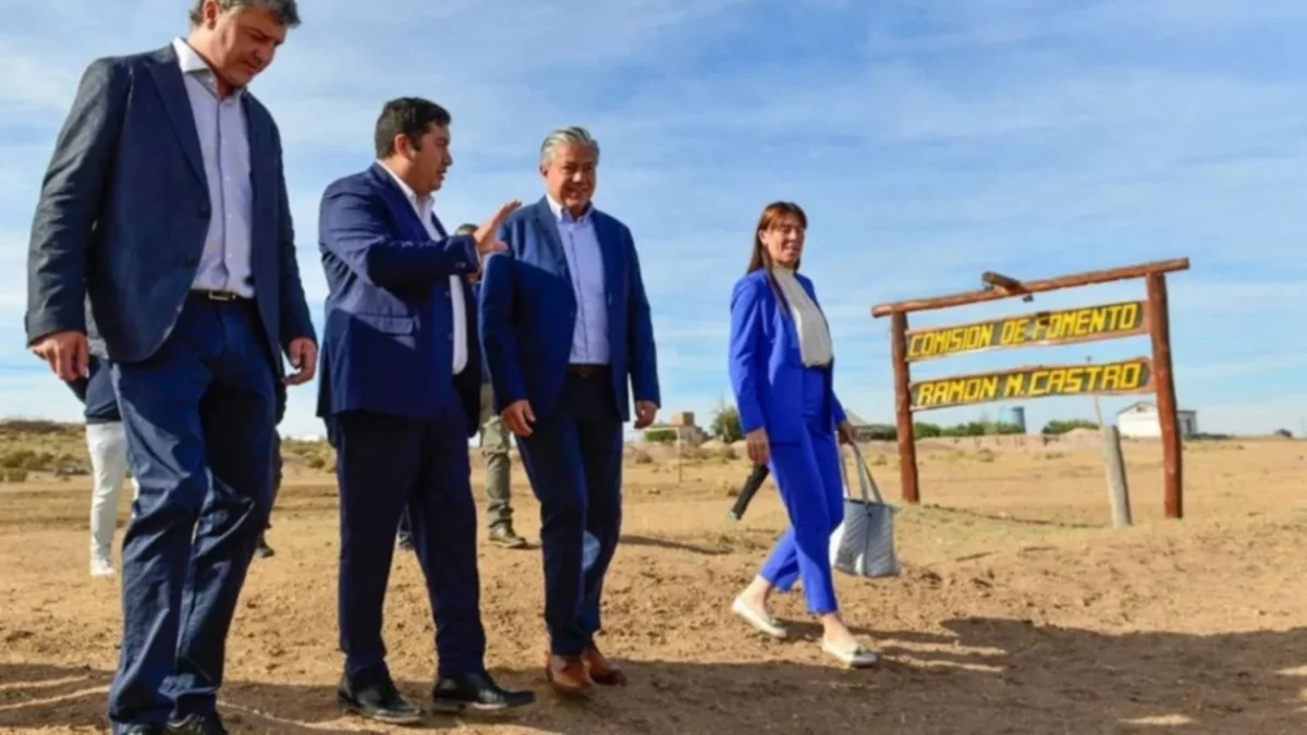 Rolando Figueroa inauguró obras de luz y agua en Ramón Castro